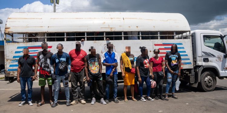 Detienen a 1,120 y se repatrían a 1,219 haitianos en situación irregular