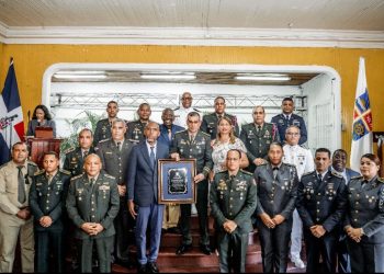 Alcaldía de La Romana reconoce al Mayor General del ERD Jorge Iván Camino Pérez y a otros militares