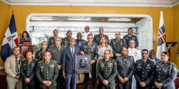 Alcaldía de La Romana reconoce al Mayor General del ERD Jorge Iván Camino Pérez y a otros militares