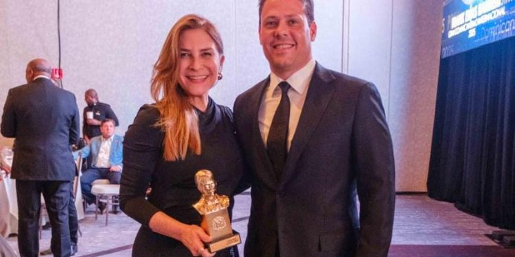 Carolina es reconocida con premio “Excelencia al Mérito Gran Dominicanísimo 2025”