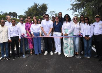 Collado inaugura reconstrucción calles en turístico de Sosúa.
