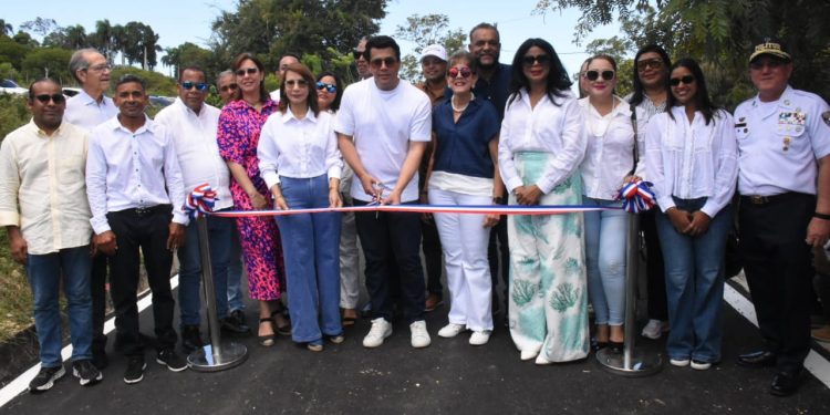 Collado inaugura reconstrucción calles en turístico de Sosúa.