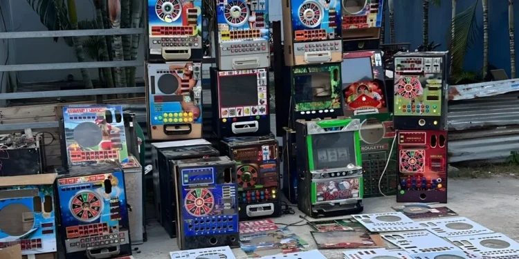 Desmantelan laboratorio clandestino de máquinas tragamonedas en Boca Chica