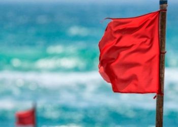 Defensa Civil ordena bandera roja en playas de Puerto Plata por oleaje peligroso