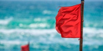 Defensa Civil ordena bandera roja en playas de Puerto Plata por oleaje peligroso