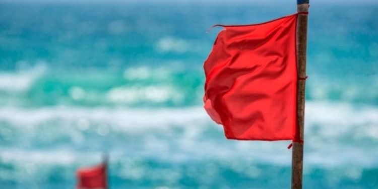 Defensa Civil ordena bandera roja en playas de Puerto Plata por oleaje peligroso