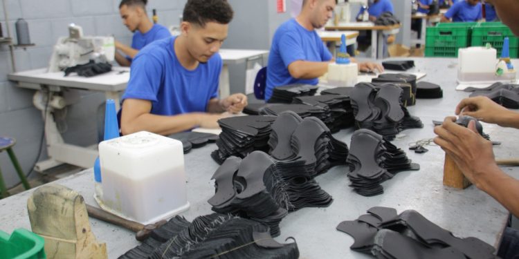 La Industria Nacional del sector textil reafirma su capacidad para suplir el programa de utilería escolar a nivel nacional