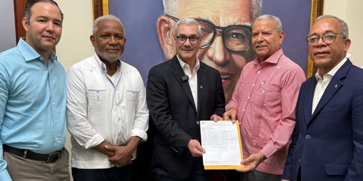 Gonzalo Castillo valida su Comité de Base del PLD