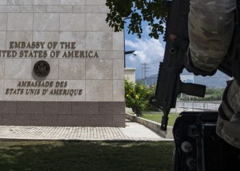 Estados Unidos cierra embajada en Haití por violencia armada