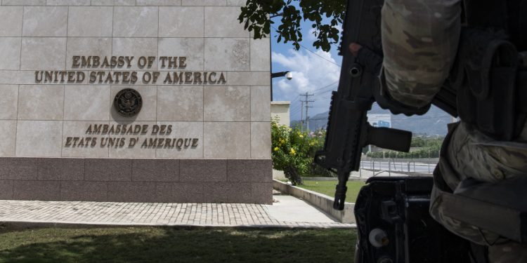 Estados Unidos cierra embajada en Haití por violencia armada