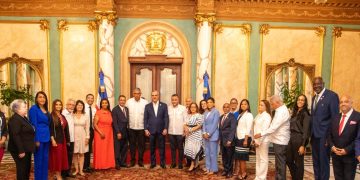 Abinader recibe estudiantes meritorios hijos de padres dominicanos en Nueva York