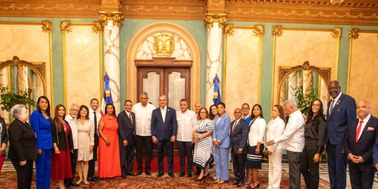 Abinader recibe estudiantes meritorios hijos de padres dominicanos en Nueva York