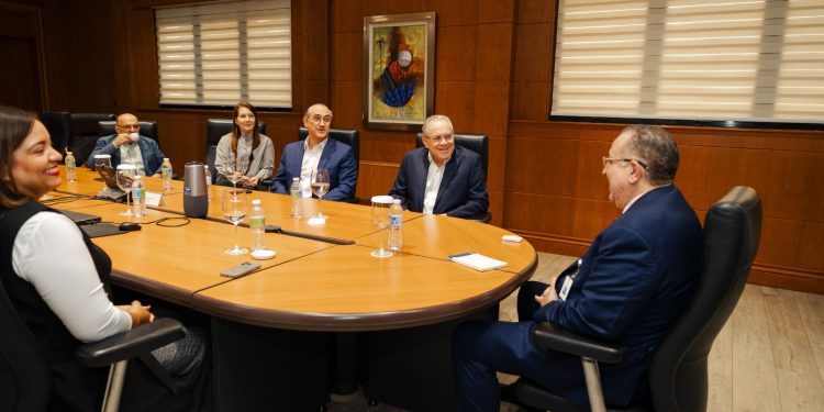 Ministro Magín Díaz se reúne con líderes empresariales para fortalecer la confianza y el crecimiento económico