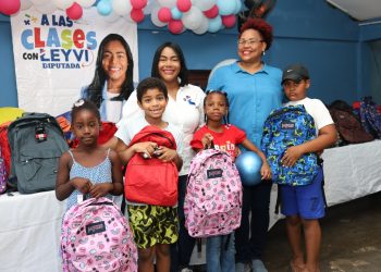 Diputada Leyvi Bautista realiza entrega de útiles escolares en Pedernales