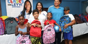 Diputada Leyvi Bautista realiza entrega de útiles escolares en Pedernales