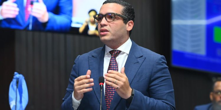 Charlie Mariotti Paz: “No podemos sacar 1,400 millones cuando faltan aulas y miles de niños no tienen cupo”