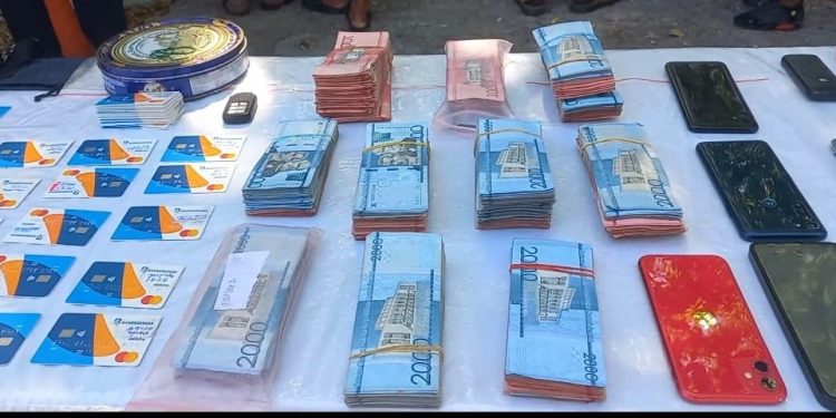 Ocupan más de 2 millones de pesos en efectivo y apresan 10 personas durante operativo en Barahona