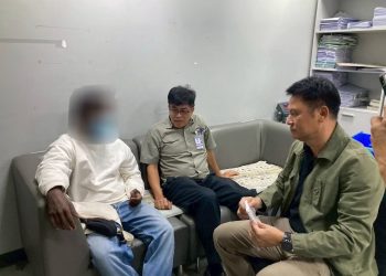 Detienen hombre por intentar contrabandear tres pitones ocultas en su ropa interior