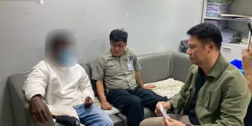 Detienen hombre por intentar contrabandear tres pitones ocultas en su ropa interior