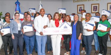 Ministerio de la Mujer entrega RD$ 10,097,500.00 millones de pesos en Bono Mujer a 41 beneficiarias
