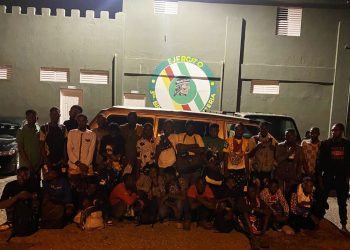 Conductor abandona minibús con 27 haitianos indocumentados en San Juan de la Maguana