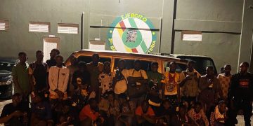 Conductor abandona minibús con 27 haitianos indocumentados en San Juan de la Maguana