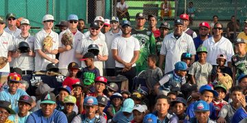 Fundaciones FYRE y Homerun Hopefuls entregan útiles deportivos a ligas de la Región Sur