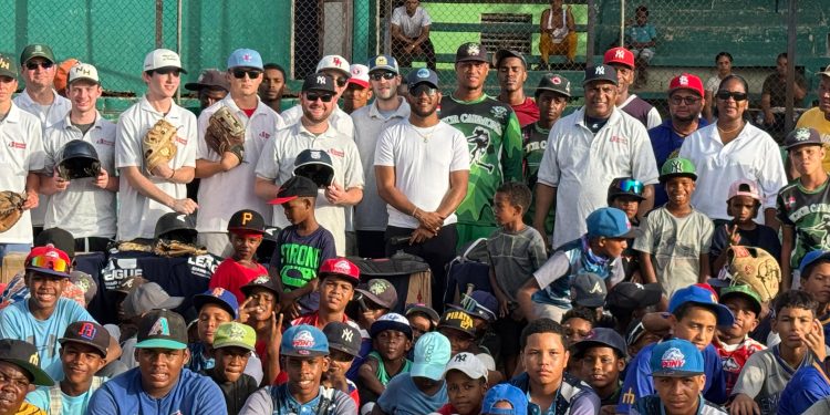 Fundaciones FYRE y Homerun Hopefuls entregan útiles deportivos a ligas de la Región Sur