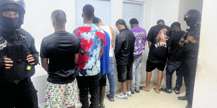 Policía recupera objetos robados, detiene varias personas y desmantela puntos de sustancias ilícitas en Sabana Perdida, SDN