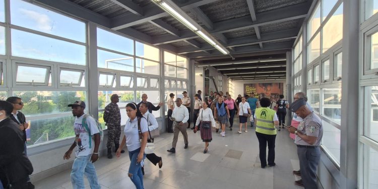 Concluida hora pico con cero filas en todas las estaciones elevadas en la línea 1