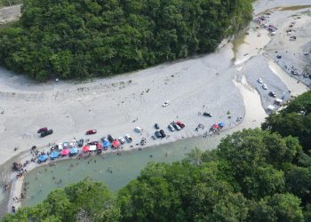 Prohíben acceso de vehículos de motor a zonas de balnearios en Muchas Aguas en San Cristóbal