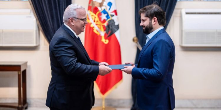 Embajador Juan Cohen presenta Cartas Credenciales ante el presidente Gabriel Boric