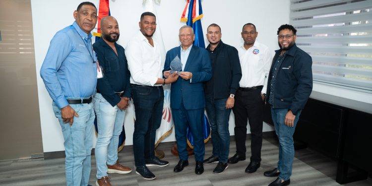 Sitradope reconoce al Dr. Leonardo Aguilera por mejorar calidad laboral durante su gestión en Refidomsa