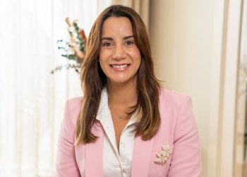 Mirna Santiago une ciencia y esperanza frente al cáncer en el nuevo libro Voces de Vida La cirujana oncóloga y mastóloga comparte autoría en esta obra con Nelly Licairac de Romero