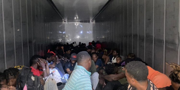 DGM intercepta furgón que traía 100 haitianos indocumentados hacia Santo Domingo