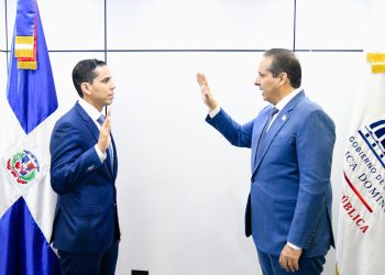 Víctor Atallah juramenta a Edward Guzmán como nuevo director ejecutivo de SeNaSa