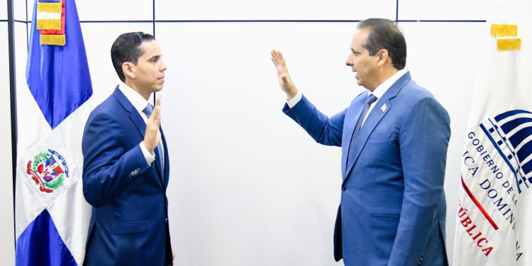 Víctor Atallah juramenta a Edward Guzmán como nuevo director ejecutivo de SeNaSa