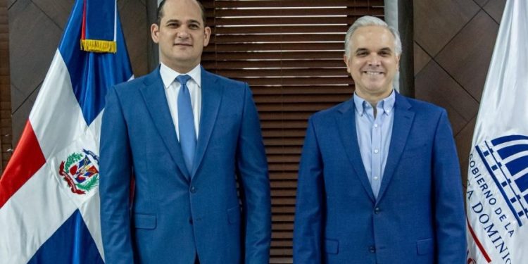 Luis Miguel De Camps juramenta a Rafael Pérez De León como nuevo director del INABIE