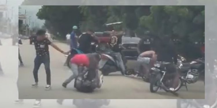 Jóvenes agreden agentes policiales por impedir carrera clandestina en Valverde