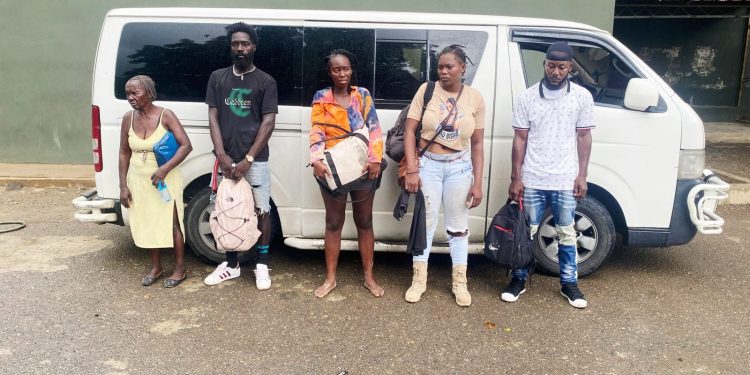 Ejército detiene chofer y cobrador de minibús que transportaban a extranjeros indocumentados en Valverde