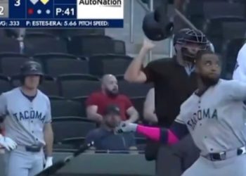 Jugador Víctor Robles explota en enojo y es expulsado tras lanzar bate a pitcher