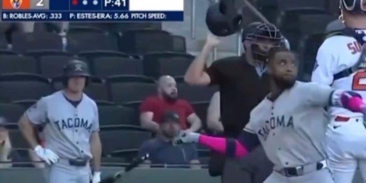 Jugador Víctor Robles explota en enojo y es expulsado tras lanzar bate a pitcher