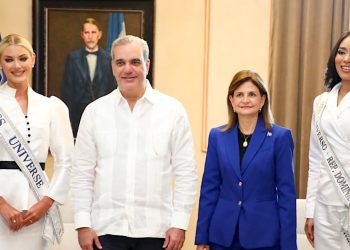 Abinader recibe visita de cortesía de Miss Universo y Miss RD en Palacio Nacional