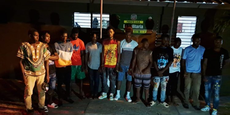 Ejército detiene a 42 haitianos indocumentados que intentaban evadir puestos de vigilancia militar en Montecristi