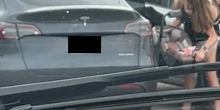 Rumores de maternidad rodean a las siamesas tras foto con un bebé