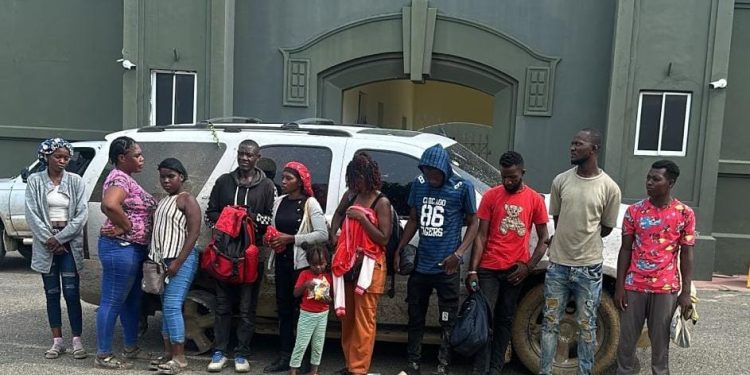 Ejército intercepta jeepeta vinculada a presunto contrabandista con 11 haitianos indocumentados en Montecristi