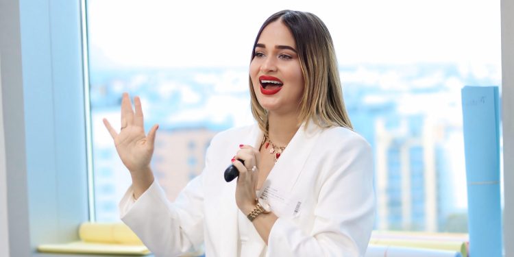 La voz también se construye: Grecia Vidal impulsa un espacio para fortalecer la oratoria desde cero