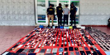 Policía Nacional y Ministerio Público confiscan más de 240 celulares y otros equipos electrónicos durante allanamiento en Santiago