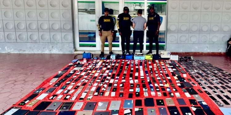 Policía Nacional y Ministerio Público confiscan más de 240 celulares y otros equipos electrónicos durante allanamiento en Santiago