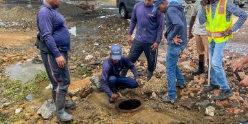 CAASD trabaja en corrección de avería provocada por excavaciones del Metro, mantiene limitado servicio de agua potable